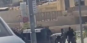 الاحتلال يعتقل شابا ويبعد مواطنين عن القدس والأقصى