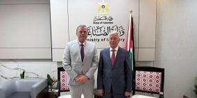 وزير الصناعة يلتقي رئيس مكتب تمثيل مملكة هولندا لدى دولة فلسطين بمناسبة انتهاء مهام عمله