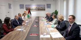 الشيخ يبحث مع وزير الدولة للشؤون الخارجية الألماني آخر التطورات السياسية وتعزيز التعاون المشترك