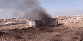 مستوطنون يحرقون كرفانات وبركسا في بلدة السموع