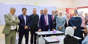 "التربية" تفتتح مشغلين لتصميم الأزياء ومختبر حاسوب في أريحا