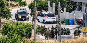 اعتقالات ومداهمات بالضفة والقدس وإصابات بالاختناق