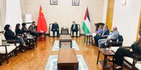 السفير عواد يستقبل عدداً من الوفود الفلسطينية ويؤكد أهمية الشراكة مع الصين