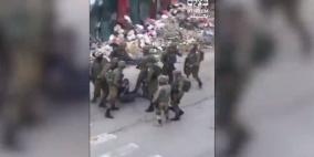 شاهد: فيديو يظهر 11 جندياً يعتدون بوحشية على معتقل فلسطيني مكبل 