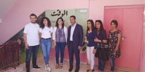 النبالي والفارس توزع حقائب مدرسية على مدارس رام الله
