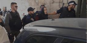 الاحتلال يهاجم المحتجين قرب الأقصى ويعتقل مواطنة وطفلا 