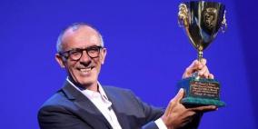 فنان فلسطيني يحصد جائزة عالمية 