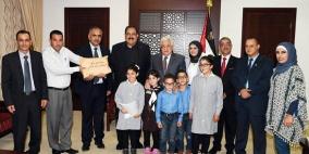 الرئيس يتسلم تواقيع مليون طالب لدعم التوجه لإنهاء الاحتلال