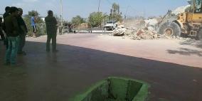 جرافات الاحتلال تهدم مغسلة وتقتلع اشجار زيتون 