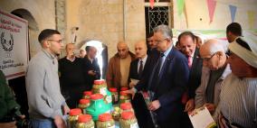 محافظ طولكرم يفتتح معرض المنتجات والصناعات الزراعية الكرمية في مبنى السرايا العثماني 