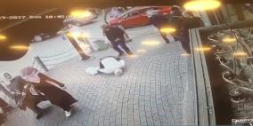 شاهد: لحظة سقوط قطعة ثقيلة على رأس مواطن من أعلى بناية وسط رام الله