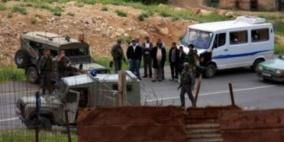 الاحتلال يحتجز مواطنين ويعيق الحركة جنوب جنين