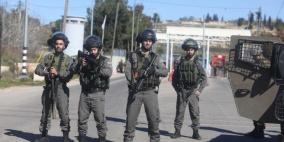 جنود الاحتلال يعيقون حركة المركبات قرب رام الله
