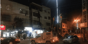 الخليل: قوات الاحتلال تطلق قنابل الغاز تجاه التجار