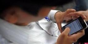 يصاب بالشلل بعد تحديقه في هاتفه يومين متتاليين