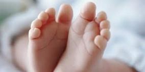 زوجان يقتلان رضيعتهما بتجويعها ويخفيان جثتها في صندوق أحذية