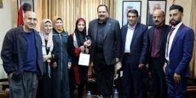 صيدم يكرم الطالبة الشوابكي لحصولها على جائزة الشيخة فاطمة بنت مبارك للإبداع