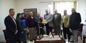 بلدية البيرة تكرم جمعية الهلال الأحمر