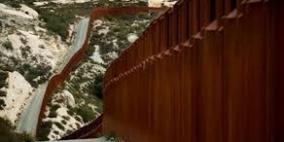 قضية الهجرة تتجدد بسبب صورة لطفل على جدار عازل