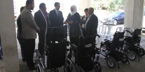 بنك فلسطين يتبرع بـ 10 كراسِ كهربائية لذوي الاعاقة