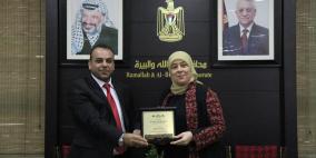 د.غنام تكرم الشاعر مراد السوداني لنيله الجائزة العالمية للشعر وتشيد بدوره