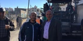 الاشغال العامة تباشر تعبيد طريق بيت عنان الرئيسي