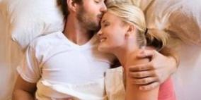 تبادل الاخبار السارة يساعد الأزواج علي النوم بهدوء