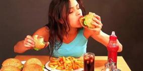 خبير تغذية يكشف العادات السيئة في الأكل