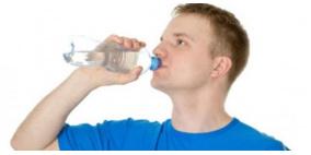 ما كمية الماء التي يجب شربها في اليوم لضمان الفوائد الصحية؟