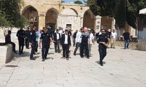شاهد: عشرات المستوطنين يقتحمون المسجد الأقصى