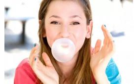 مضغ العلكة... هل يؤثر سلباً أم إيجاباً على صحتك؟