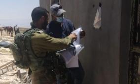 الاحتلال يسلم إخطارات بوقف العمل بمنشآت ومحال تجارية في قرية حارس