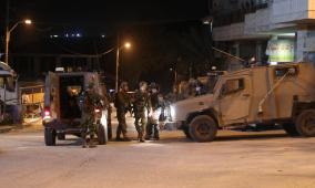 الاحتلال يحتجز 25 مواطنا ويحقق معهم ميدانيا في مخيم الدهيشة جنوب بيت لحم