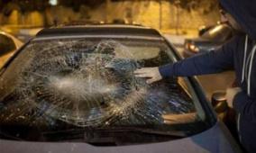مستوطنون يحطمون مركبتين خلال هجوم على قرية برقا شرق رام الله
