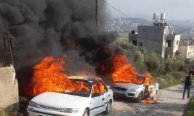 مستوطنون يضرمون النيران في مركبتين في قرية برقا شرق رام الله