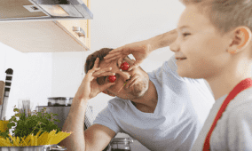 لماذا قد تكون "نكات الأب" مفيدة لك؟!