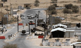 الاحتلال يشدد إجراءاته العسكرية على حاجز الحمرا في الأغوار الشمالية