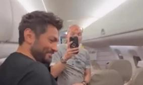 تامر حسني يفجر حماسة ركاب طائرة متجهة إلى الأردن (فيديو)