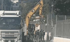 بالفيديو: آليات الاحتلال تشرع بهدم منزل بحي واد الجوز في القدس