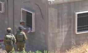 الاحتلال ينكل بشاب ويحول منزلا إلى ثكنة عسكرية غرب سلفيت