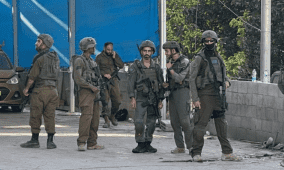 الاحتلال يشن حملة اعتقالات في الرام ومخيم قلنديا ويعتدي على عيادة الأونروا