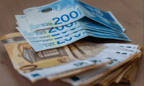 العملات اليوم.. انخفاض سعر الدينار مقابل الشيكل