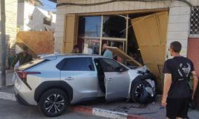 إصابة شاب وفتاة جراء دعسهما من قبل مستوطن وسط الخليل