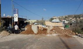  الاحتلال يغلق طرقا ويفتش منازل شرق يطا