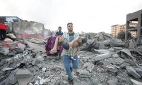 4 شهداء وعشرات الإصابات إثر استهداف الاحتلال النازحين على الطريق الساحلي بغزة