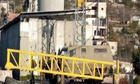 الاحتلال ينصب حاجزين عند مدخل حزما شمال شرق القدس