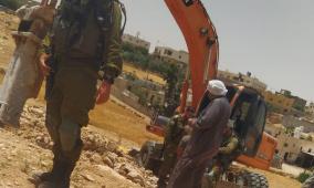 الاحتلال يستولي على جرار زراعي ومستوطنون يمنعون المزارعين من حراثة أراضيهم جنوب الخليل