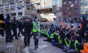 رجال أعمال أميركيون دفعوا عمدة نيويورك لقمع مظاهرات جامعة كولومبيا