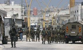 جيش الاحتلال يعتقل مواطنا من الخليل ويداهم عدة أحياء وبلدات