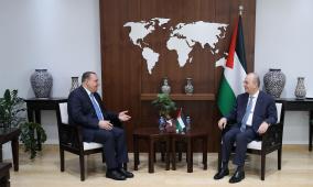 رئيس الوزراء يبحث مع السفير الأردني تعزيز وتنسيق الجهد الإغاثي في غزة والضفة